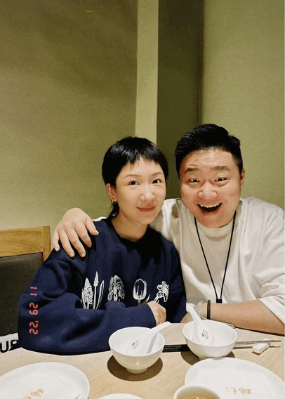 郝劭文携妻回台登记结婚,办完手续后吃大餐庆祝,搂肩合照好甜蜜_林宁