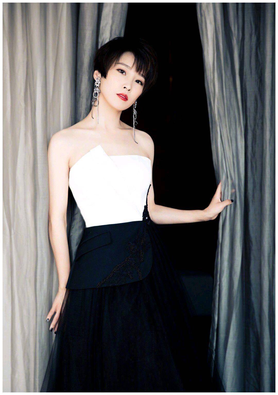 谢楠的衣品真好,穿白色和黑色拼接设计的连衣裙配耳环,意外高级_西装