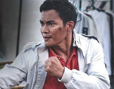 拳霸托尼贾的励志人生,动作飘逸霸气,让偶像成龙变成自己的粉丝_电影