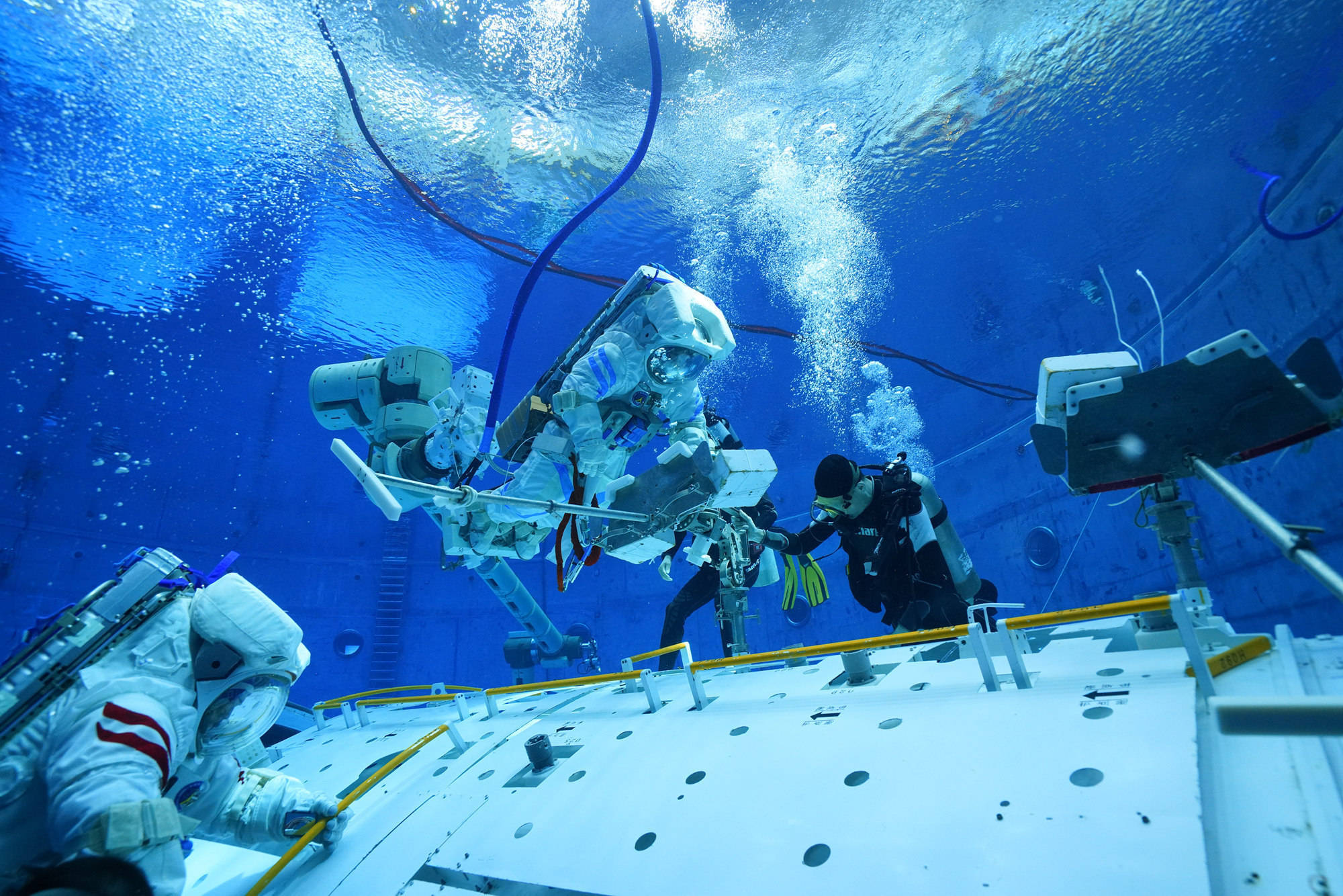 图集丨水下,模拟舱……20张图看神舟十五号航天员日常训练_徐部_孔