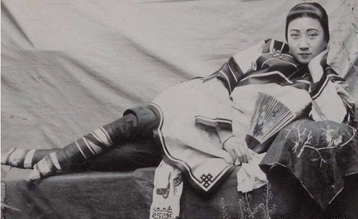 到了民国的时候政府曾经实行过妓女持证上岗的政策,成了合法职业后