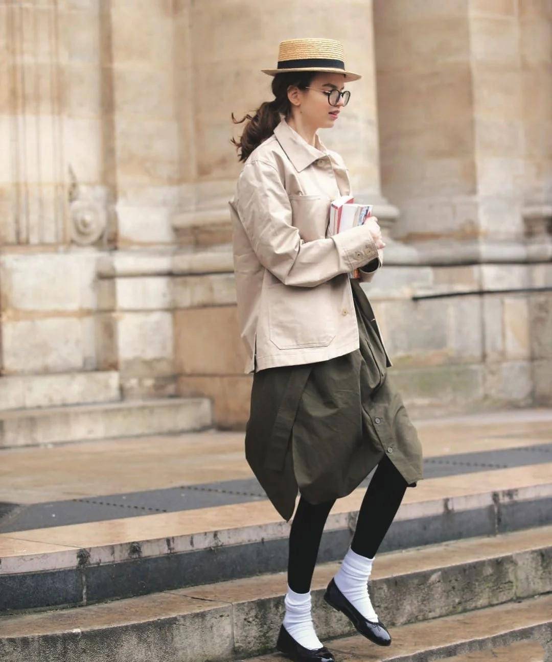 文艺少女一般都会穿的比较休闲运动,黑色时尚衫搭配宽松的咖色卫裙,本