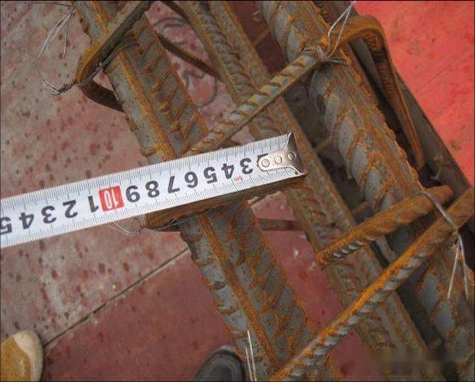 例如绑平板钢筋网时,除了用一面顺扣外,还应加一些十字花扣;钢筋转角