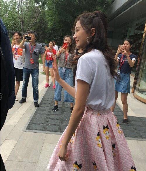 热巴关晓彤未p照对比,网友:同是娱乐圈,相煎何太急_女明星_时间_气质