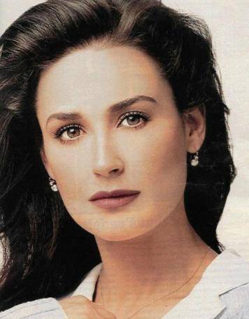 黛米61摩尔年近60风采依旧,经典黑白西装摩登时尚,眼神太有戏_黑色