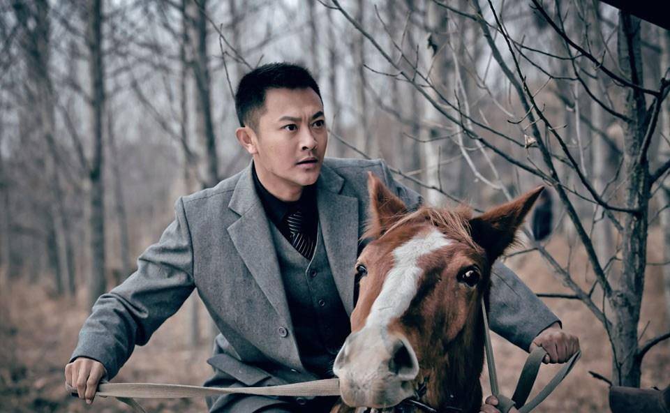 还和杜淳的父亲一同参演了《烈火英雄》,如今印小天正是凭借这部作品