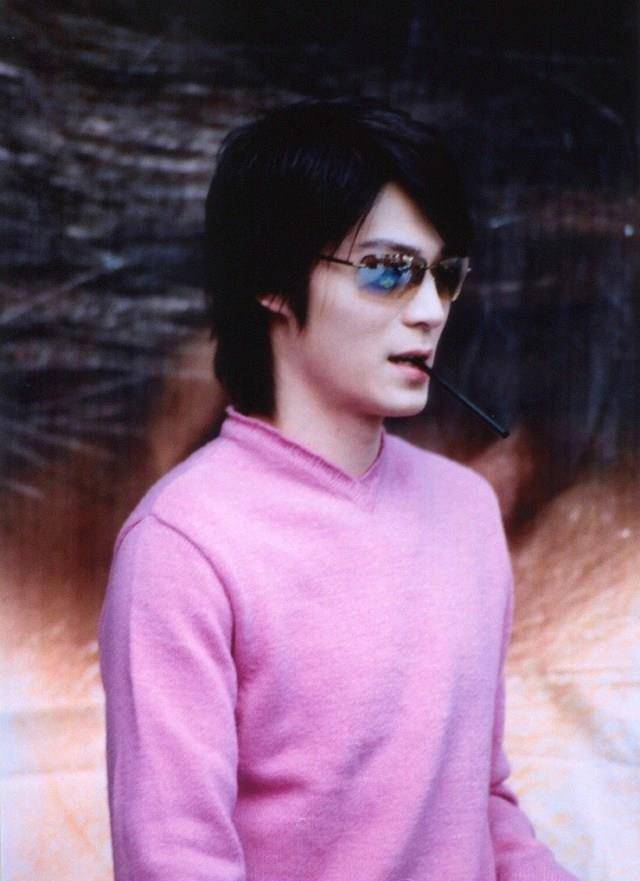 戴着眼镜的霍建华,不禁让人想起霍建华曾主演的《海豚湾恋人》里的