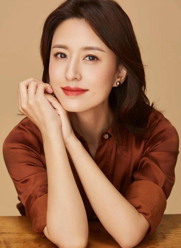 张蕾集美貌和气质于一身,简单穿大地色衬衫,就轻松打造出高级感