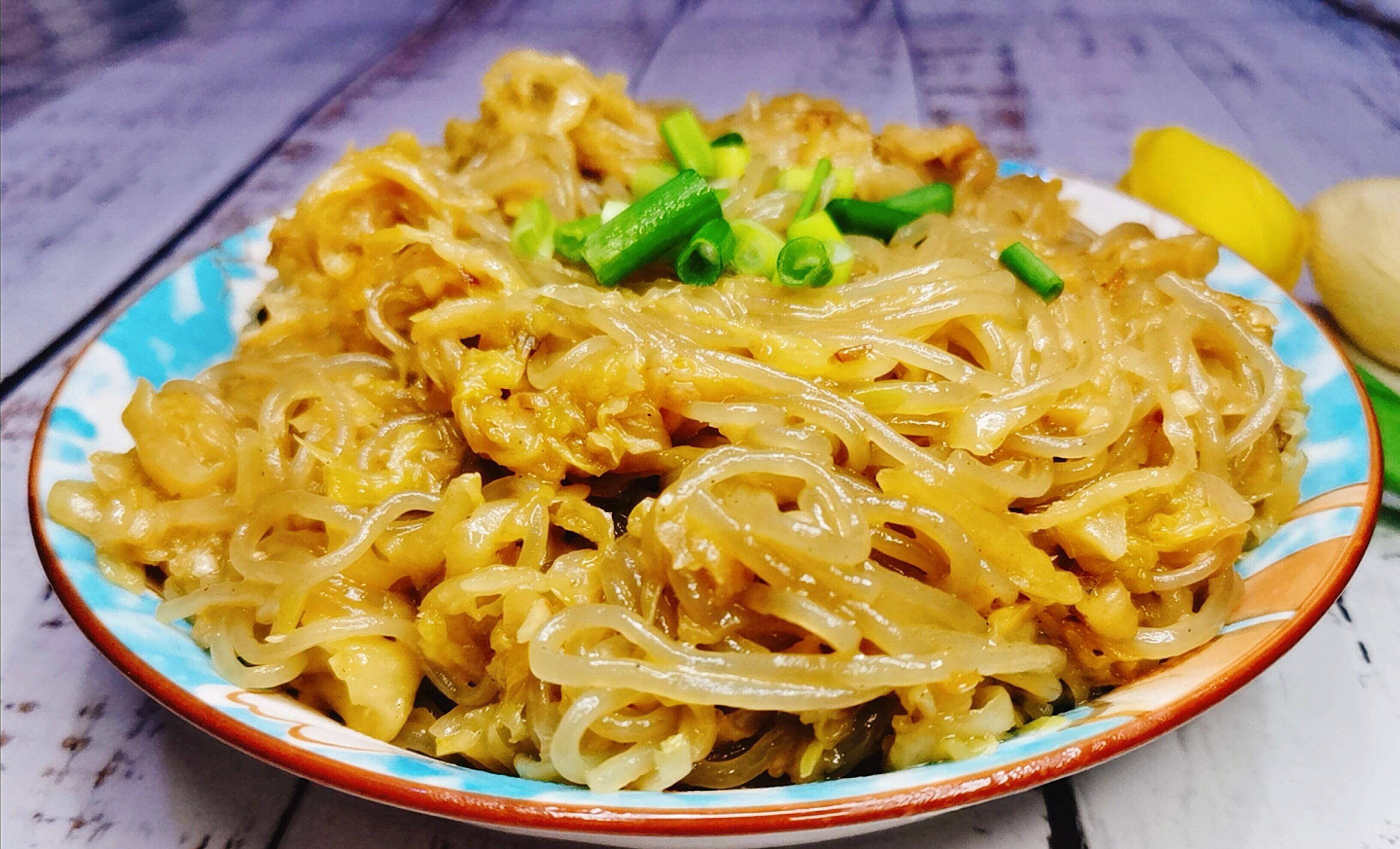 的东北硬菜——酸菜猪肉炖粉条,不过此菜的做法又与其稍稍有些不同