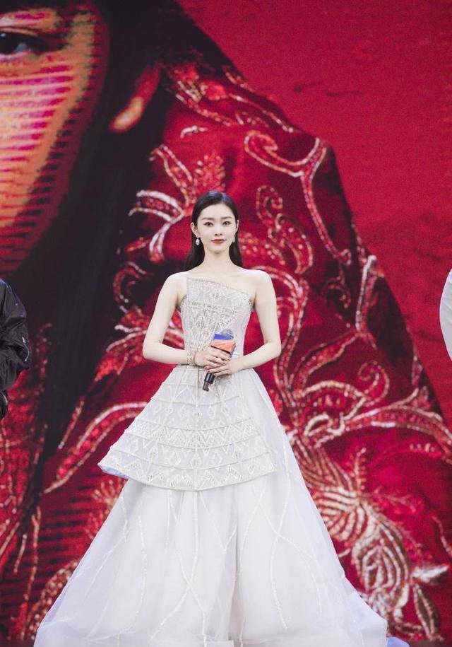 宋轶冰灰色婚纱裙出席发布会解读"恨嫁"内核_戴希希_角色_表演