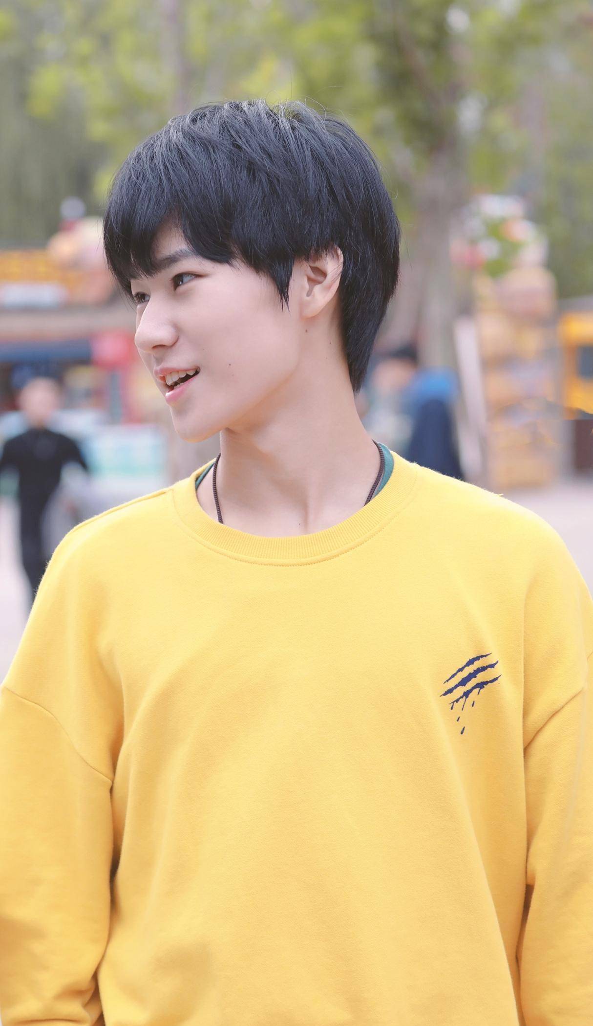 十八楼最想嫁的张真源,温柔搞笑情商超高,穿搭满满是少年感_卫衣真