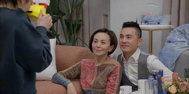 节目中看似贴心对王琳也挺好的方磊,被曝光了一张身穿另类丝袜和一众