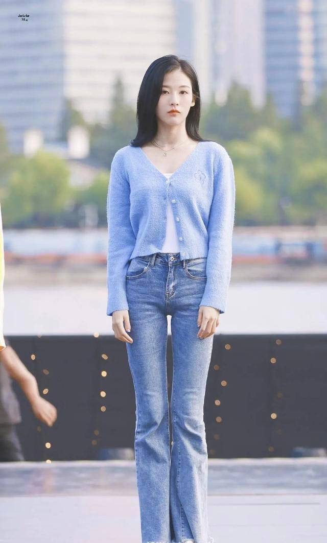 孙芮晒美照,皆出自父母的视角,尽显单纯可爱_白色_黑色_气质