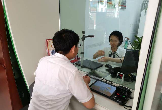 这时,妻子脸上开始露出不耐烦的神色,急切地说:工作人员接着说道:"这