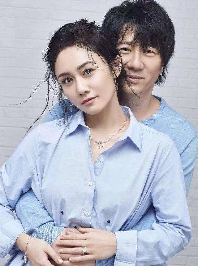 刘芸和大16岁丈夫走机场,酷girl打扮迎合丈夫审美,看不出年龄差