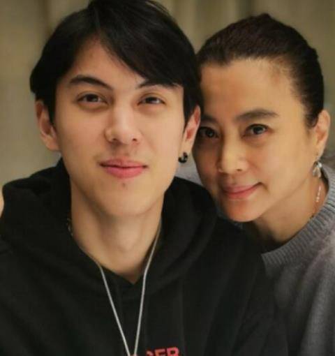 李玲玉晒自拍,皮肤紧致没皱纹,喝红酒吃带血丝牛排超惬意_杰西_杰瑞