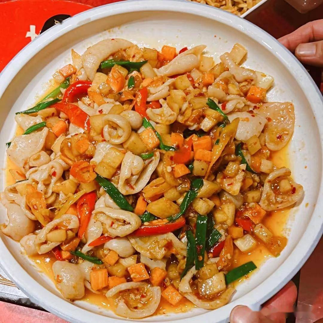 醋果子炒肥肠也是赣南地区的一道特色美食,这道菜其实全国各地也有