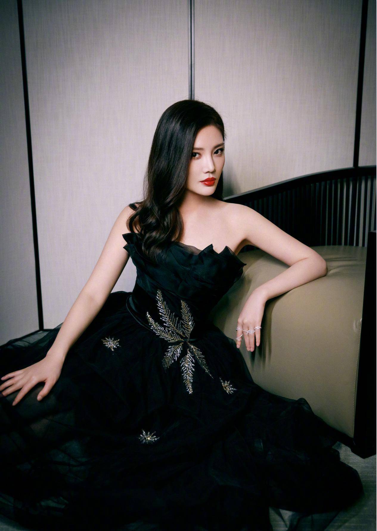 徐冬冬获奖黑色抹身材裙秀身材,藏不住的演技,盖不住的霸气_犯罪_合作