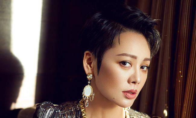 51岁宁静健身照,隔着衣服都能看清马甲线,前凸后翘不输年轻小花_身材