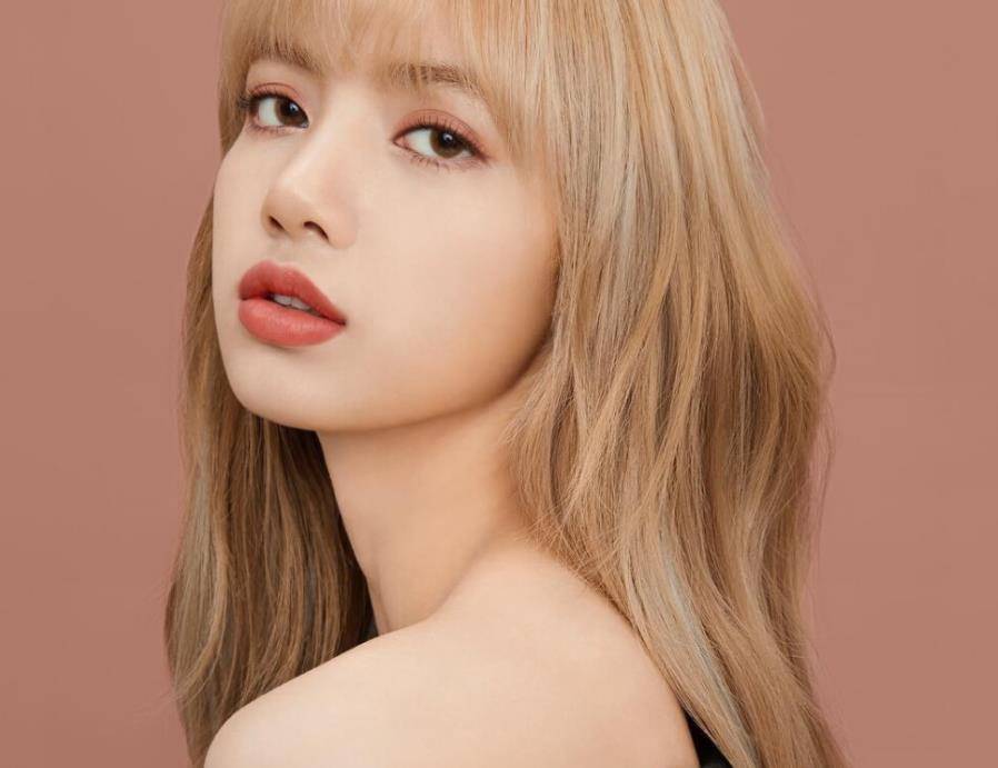 人间芭比lisa回归翻车,造型油腻,苹果肌很雷人,这还是lisa吗?