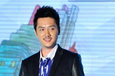 冯绍峰素颜出镜,黑眼圈再重也难掩帅气,和女演员热聊时笑容不断_照片