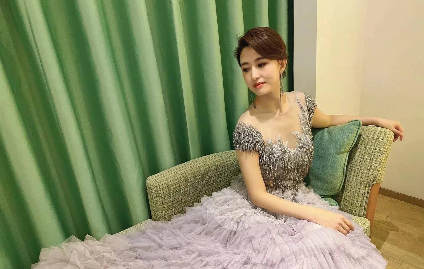 张蕾身材太有气质,穿粉色长裙大秀身段,盘起头发美得端庄大气_礼服