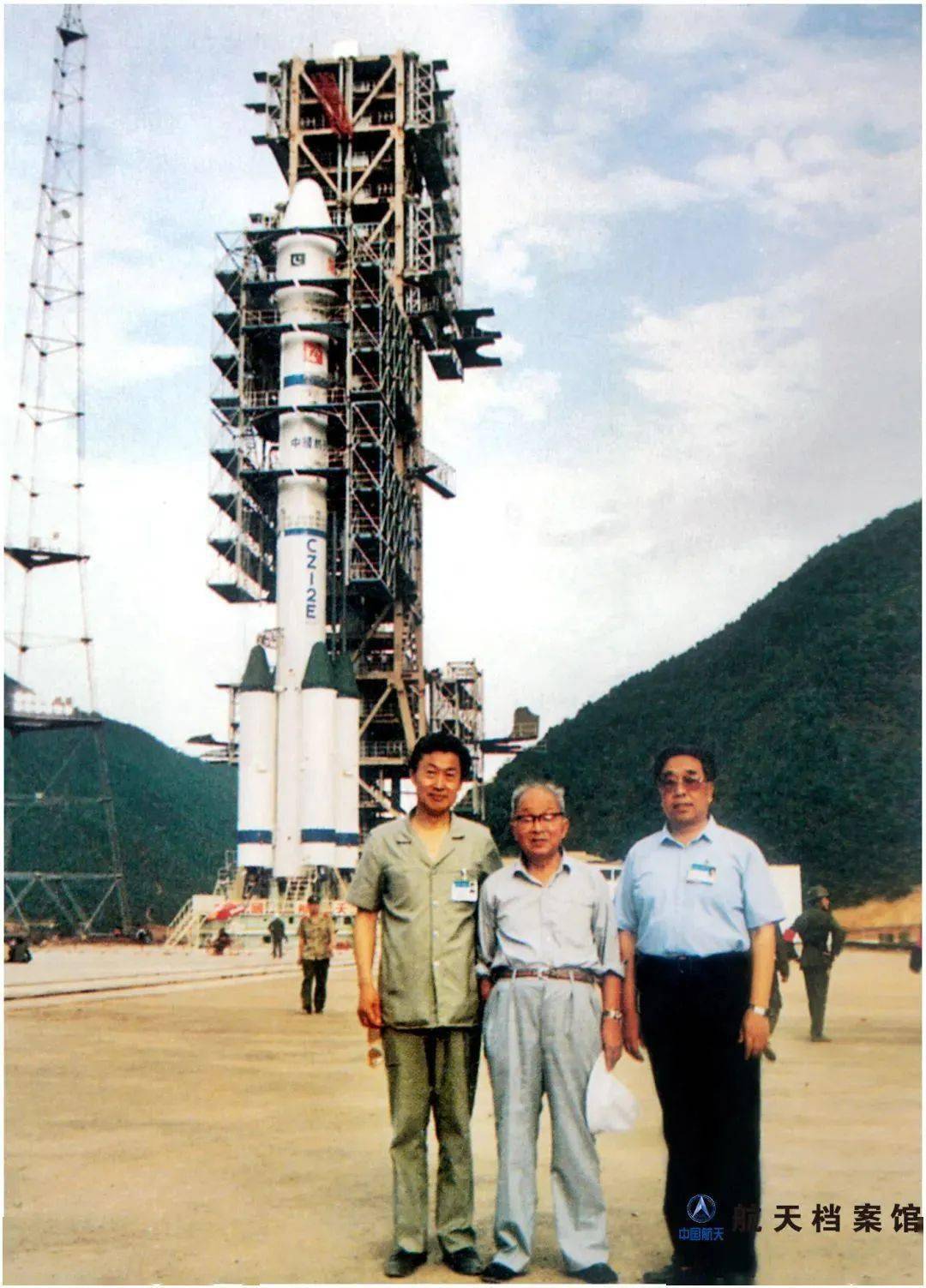王德臣(右一)与两弹一星元勋,北航建校元老屠守锷(中),中国载人航天