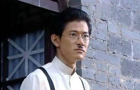 很多人第一个记住他的角色,是《小兵张嘎》中的斋藤太君.