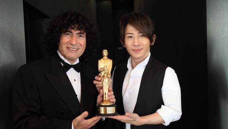 刘谦的学习成绩很一般,并且一门心思都扑在魔术上,不爱说话,还有点