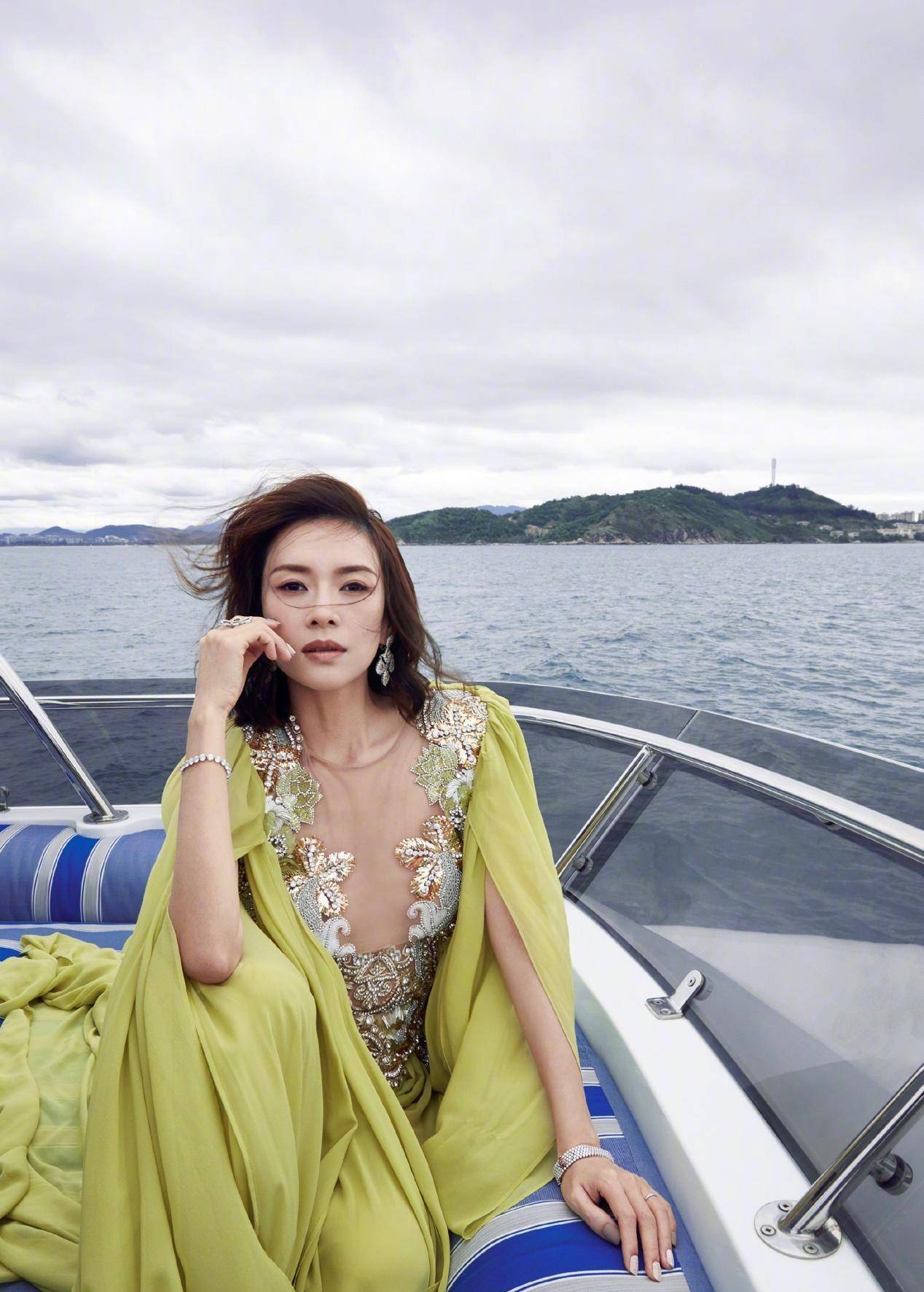 章子怡瘦的太快了,穿低领雪纺裙大秀"排骨胸",身材依旧如少女_风格