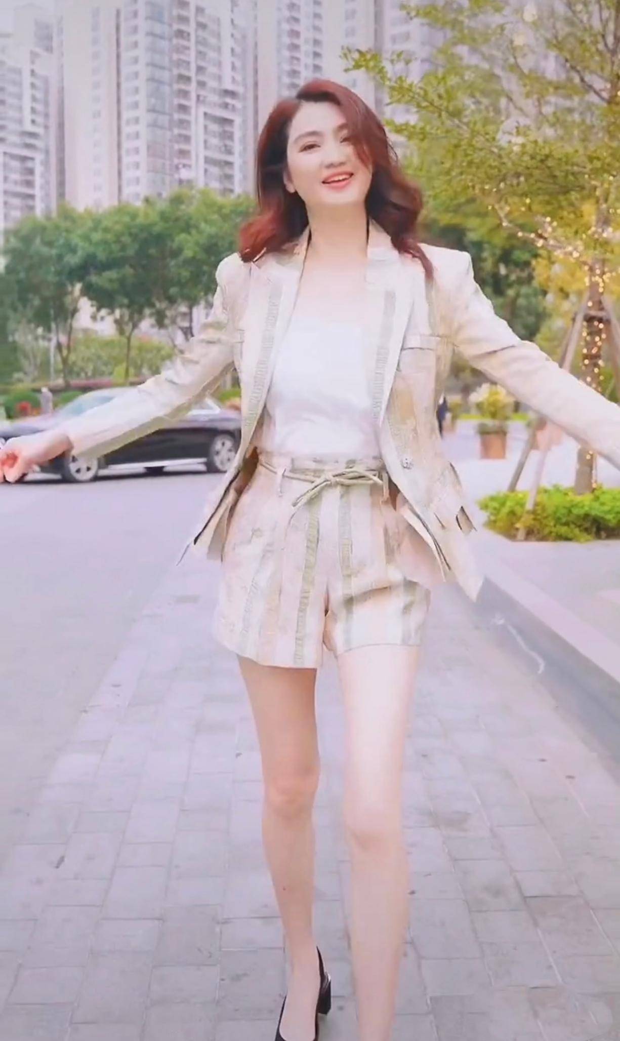 洪欣辟谣后心情好,大冬天穿西装短裤小区跳舞,腰细腿长真不愁嫁_传统