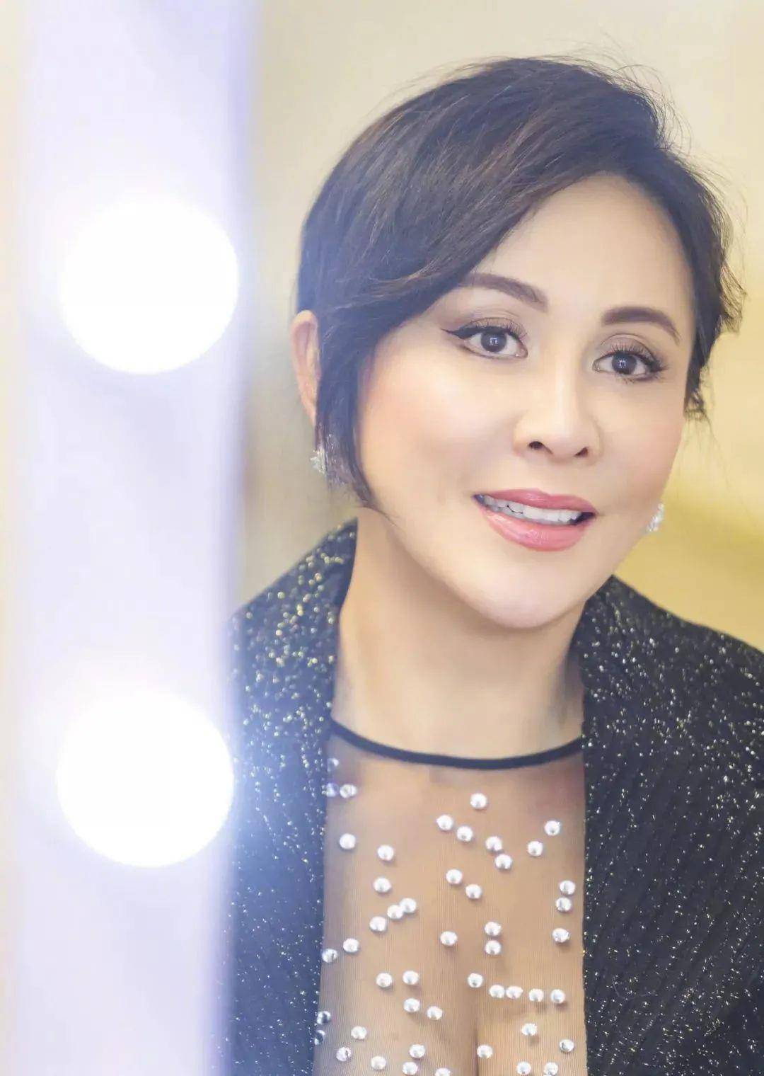 30年前被绑架,拍艳照的时尚女神刘嘉玲,是如何完成涅盘重生的?