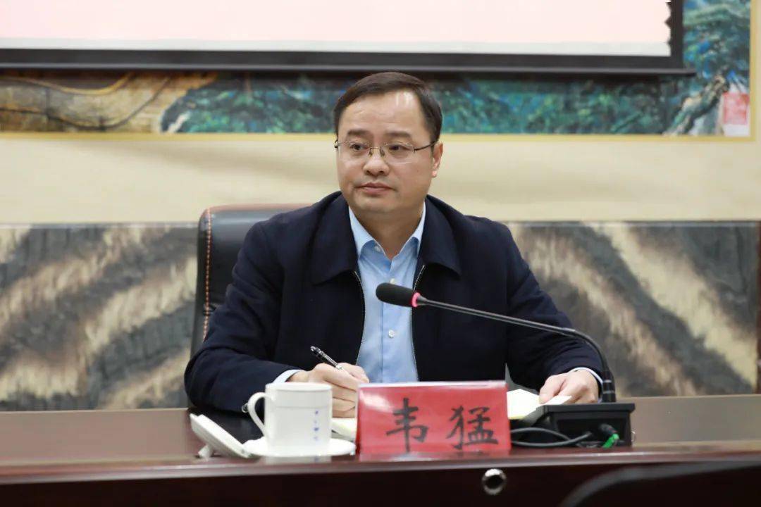 12月1日上午,县委书记韦猛主持召开全县疫情防控工作部署会,部署当前