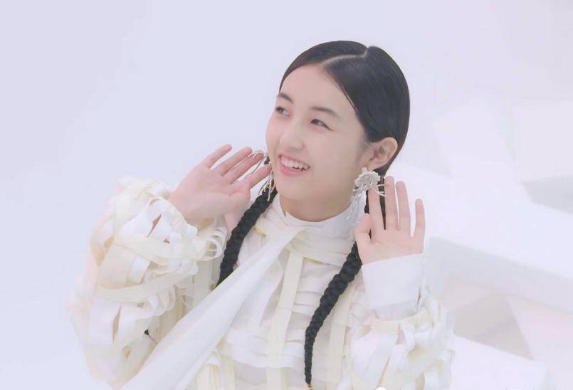 怪不得张子枫一直留短发,看清双麻花辫造型,气质瞬间就变了_长发_什么