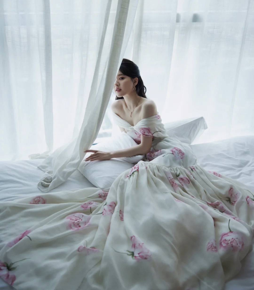 穿4万3千的裙子像是"裹床单",掩不住土气感_花朵_礼服_姑娘