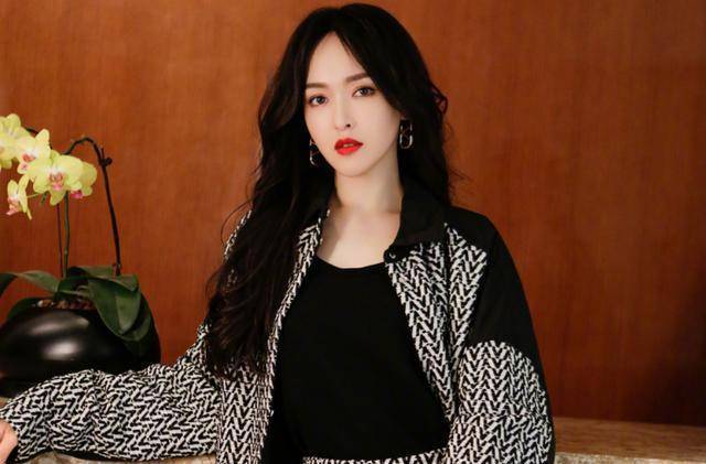 唐嫣戴棒球帽大片出炉,御姐风表现力好绝,不料"撞"上童年照!