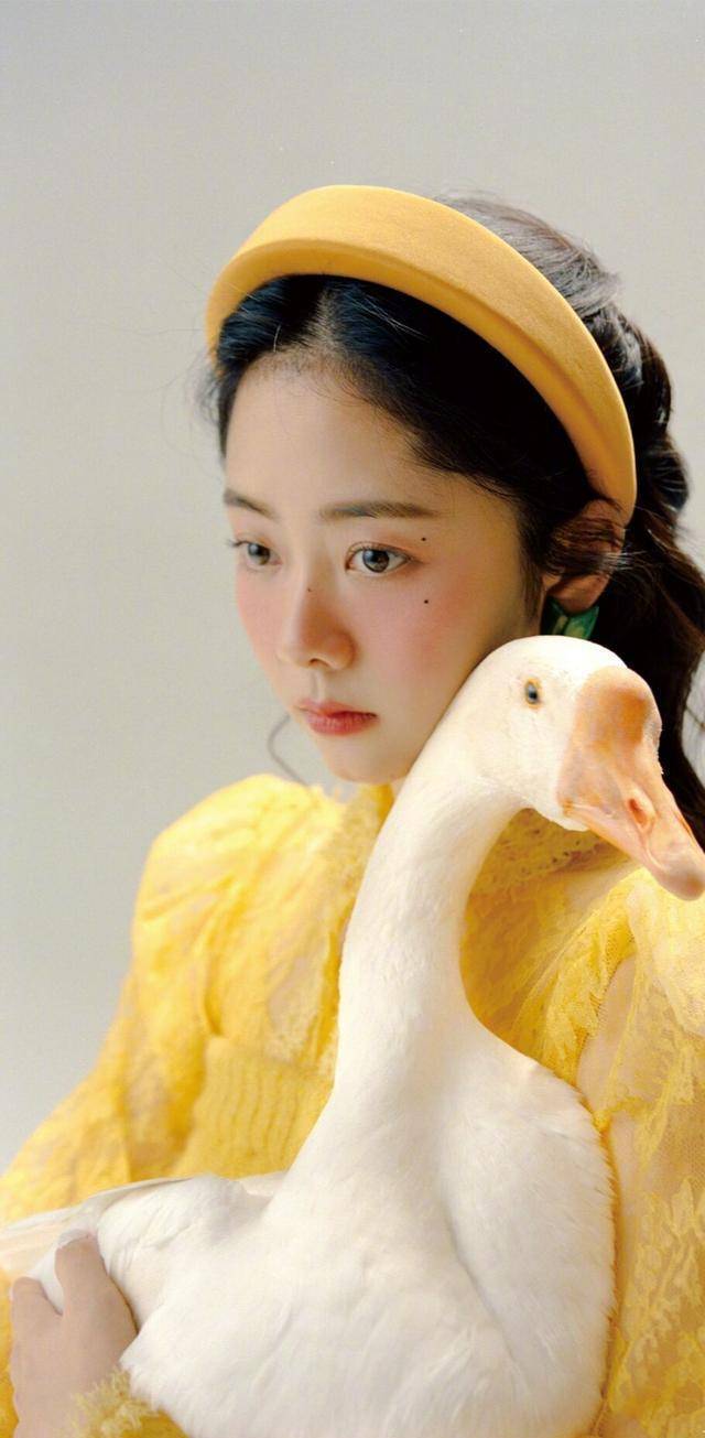 谭松韵复古写真唯美可爱,美得像油画里的人,娃娃脸更是讨人喜欢_裙子