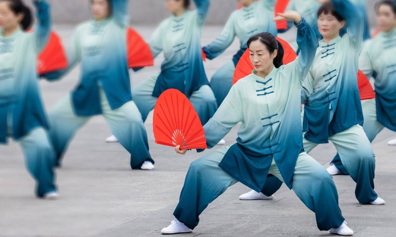 训练前期,为更好掌握太极功夫扇的套路要领,县教育工会组织开展太极