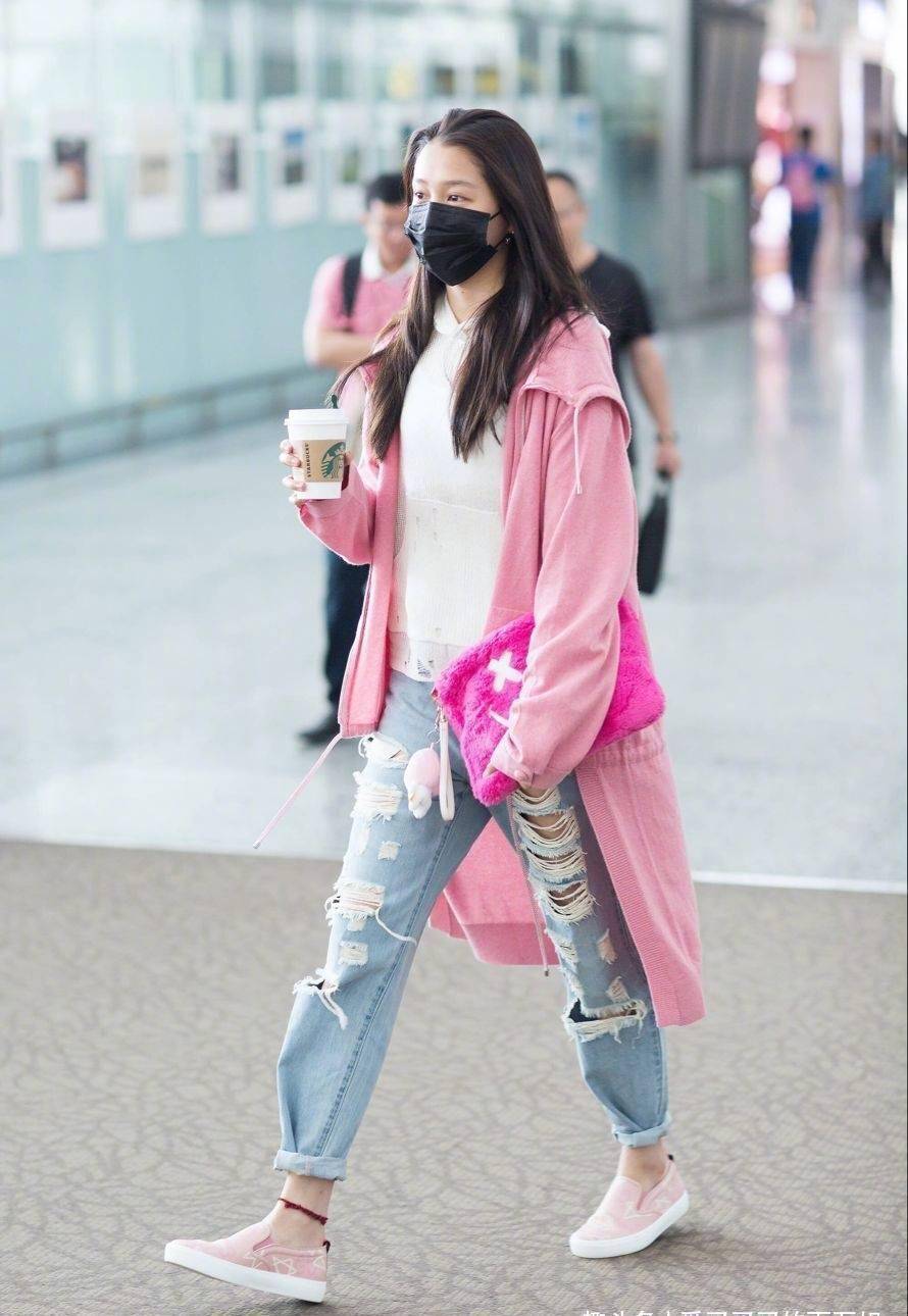 "国民闺女"关晓彤,腿长人美,为何还是被嘲土气呢?_身材_大片_个性