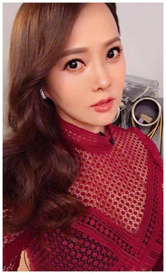 伊能静真是不服老,穿透视装大秀"蜜桃"曲线,51岁有料又敢穿_女性_老年