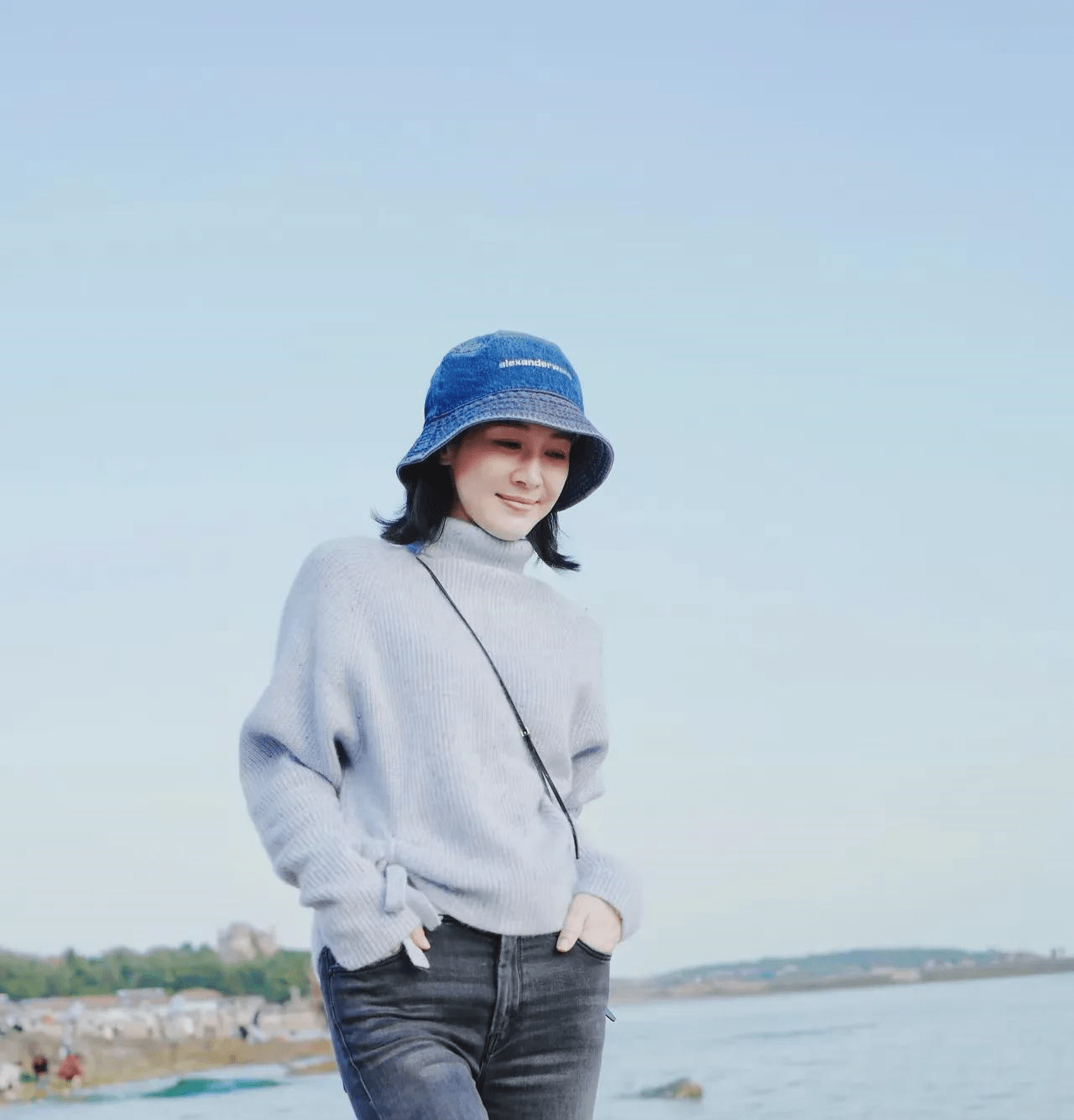 看过亮剑的朋友们都应该知道,她在电视剧里的表现也是非常不错的.