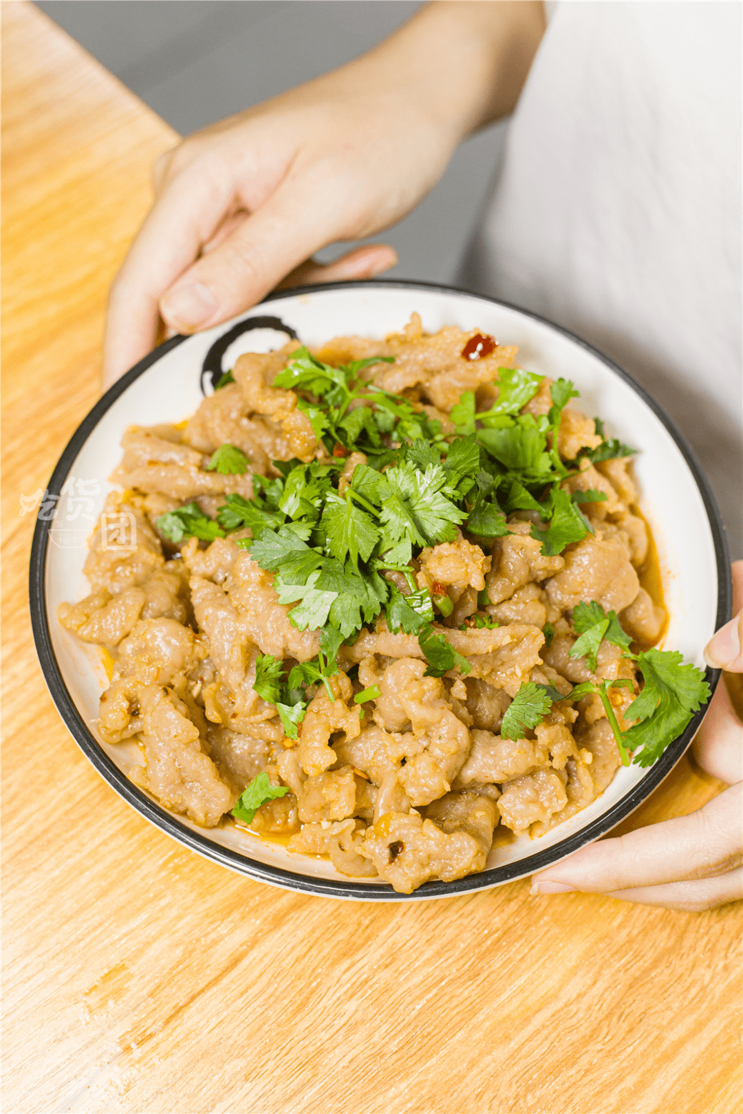 「福鼎拌肉片」加入葱段和紫菜香菜提香,这一份鲜香扑鼻酸爽有味极了