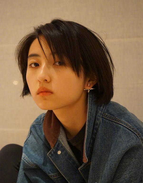 但是近日随着她参演的影片《唐探3》的即将上映,张子枫也逐渐的活跃