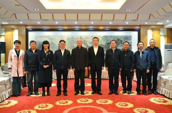 合影.黔东南州委书记罗强及州长安九熊出席了本次签约仪式.