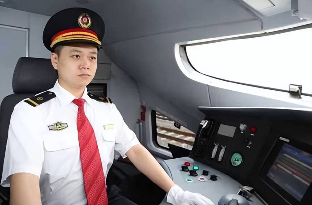 每天工作4小时,我国高铁司机月薪有多少?