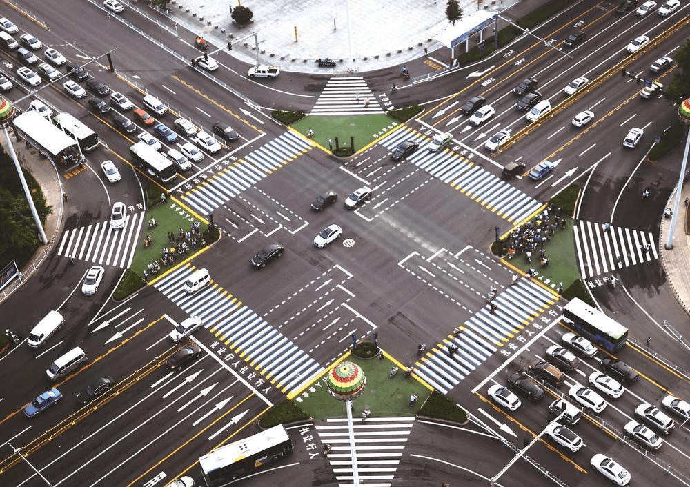 俯拍立体斑马线近两年,我市在道路标线施划上充分为出行的百姓考虑