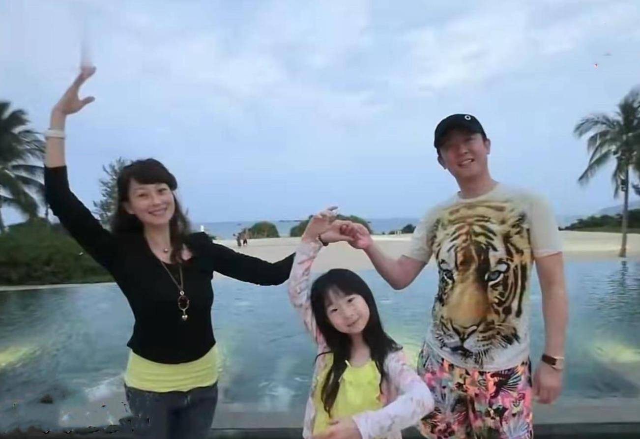 婚后有了一个可爱的女儿,而汪正正也从老婆奴转变为老婆和女儿奴,在家