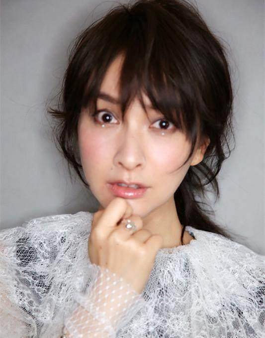 吴昕摩登风格的写真来了,这妆以前你见过吗?_样子_口红_女孩子