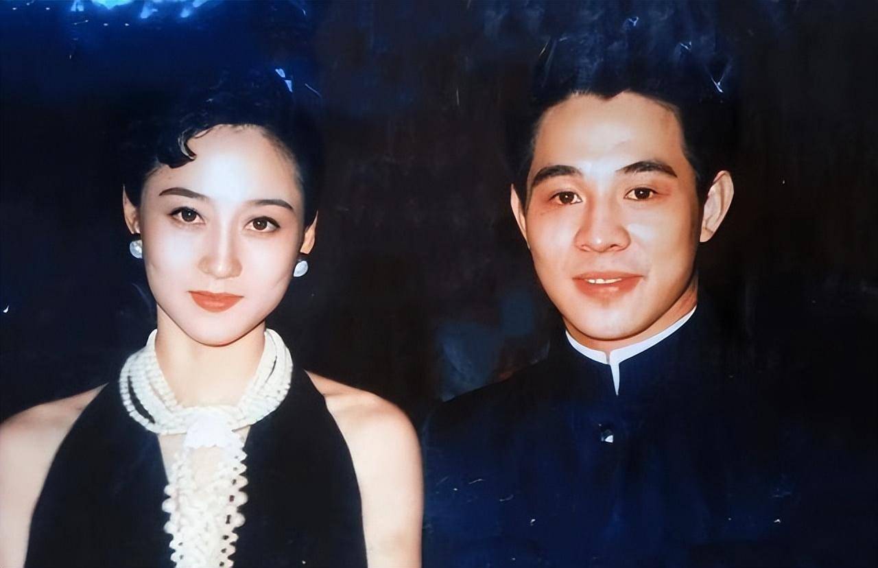 李连杰独宠利智20多年,表示对不起原配的两个女儿_何鸿燊_妻子_因为