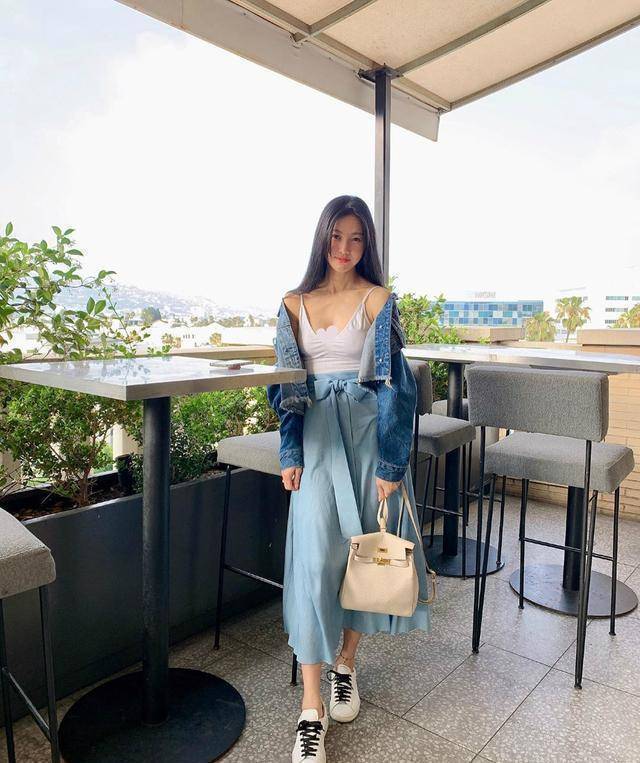 孙莹莹虽然不及妹妹名气大,但是胜在面容显嫩,穿搭上还格外喜欢像个